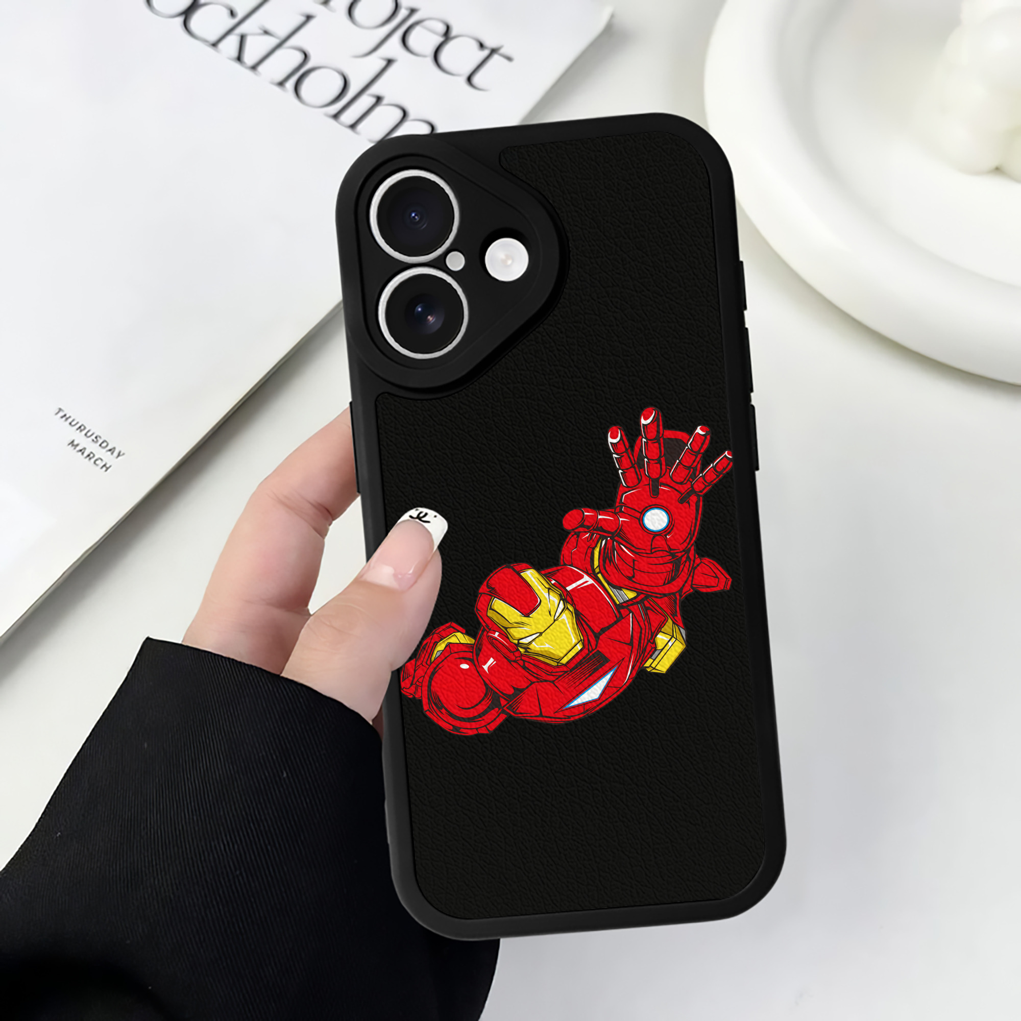 （画像用） アベンジャーズ The Avengers 【iPhone 16シリーズ対応】シリコンスマホケース（レザー調） 材質：シリコン
